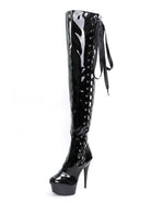 Schwarzer Lack-Overknee-Stiefel mit Schnürung und hohem Plateauabsatz. Modischer Damenstiefel, ideal für trendige Outfits und besondere Anlässe.