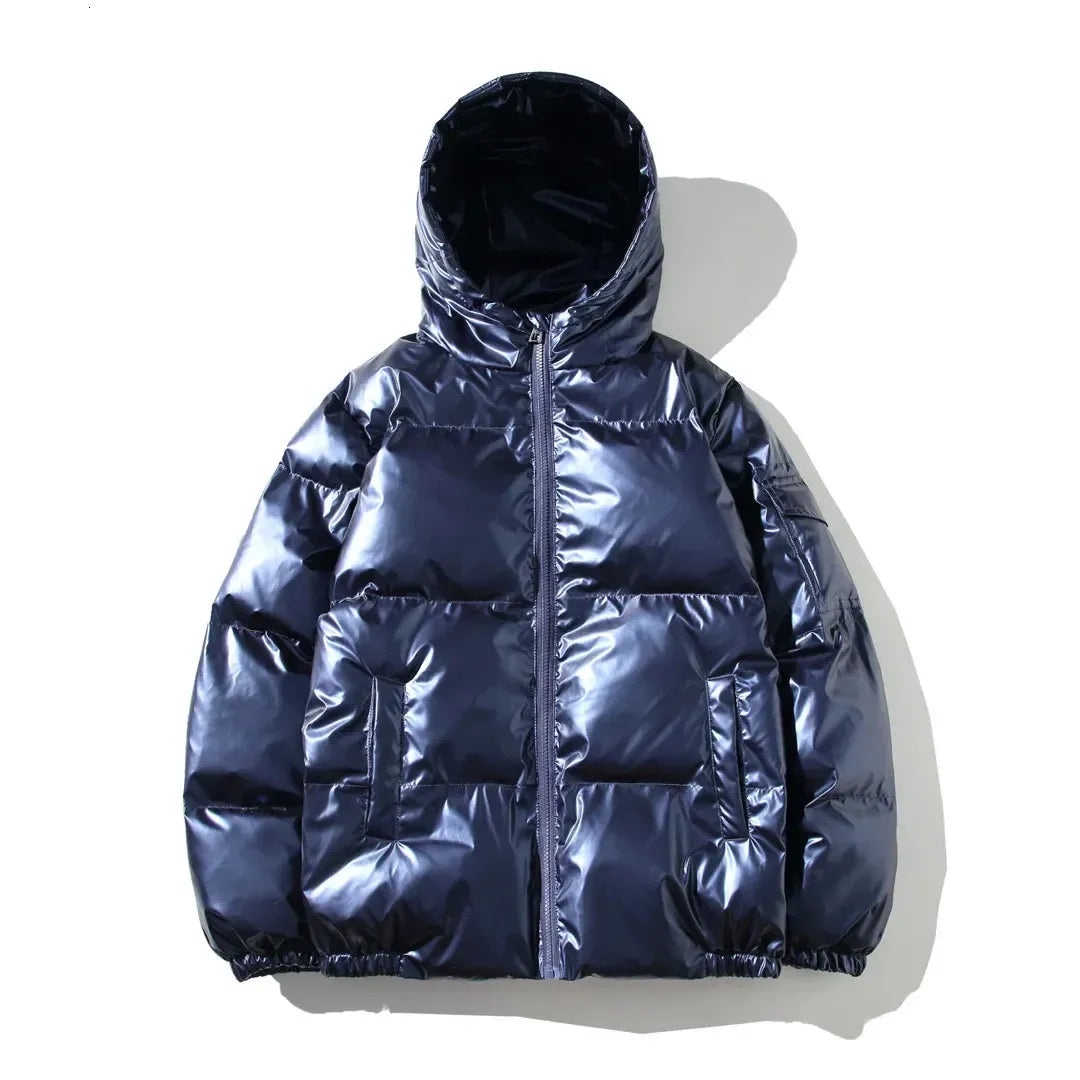 Dunkelblaue, glänzende Daunenjacke mit Kapuze, ideal für Wintermode. Hochwertige, warme Winterjacke für Herren und Damen. Perfekt für kalte Tage.