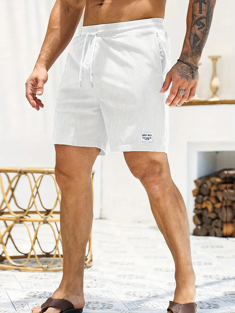 Mann in weißen Badeshorts mit Kordelzug, Sommermode, Freizeitkleidung, Strandoutfit.