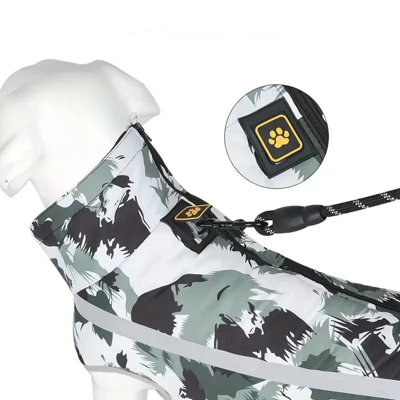 Hundemantel in Camouflage-Design mit reflektierenden Streifen und Leinenanschluss. Ideal für Outdoor-Aktivitäten, wasserdicht und strapazierfähig.