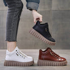 Damen-Sneaker in Weiß, Schwarz und Braun mit dicker Sohle. Modische Freizeitschuhe, ideal für urbanen Stil und Komfort.