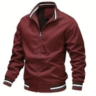Bordeauxrote Herrenjacke mit Reißverschluss, gestreiftem Kragen und Bündchen. Modische Übergangsjacke, ideal für Herbst und Frühling.