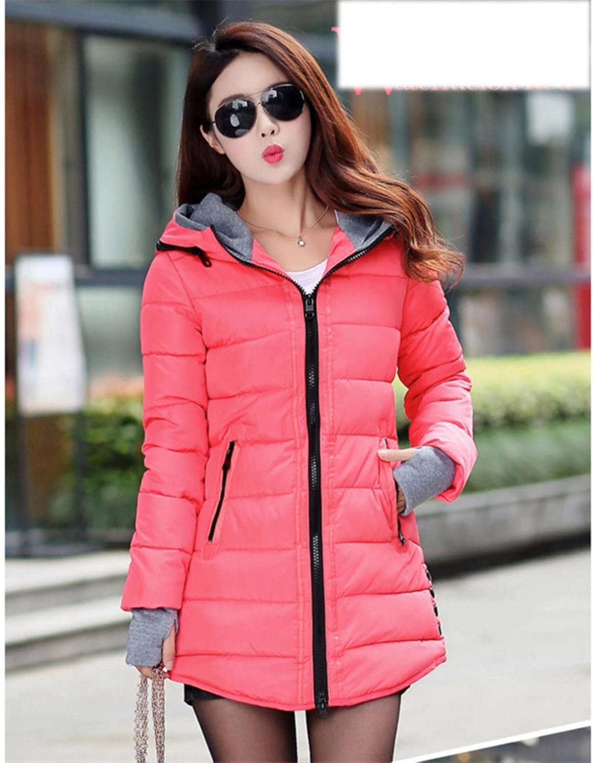 Damen Winterjacke in leuchtendem Pink, mit Kapuze und Reißverschluss. Modische, warme Steppjacke ideal für kalte Tage.