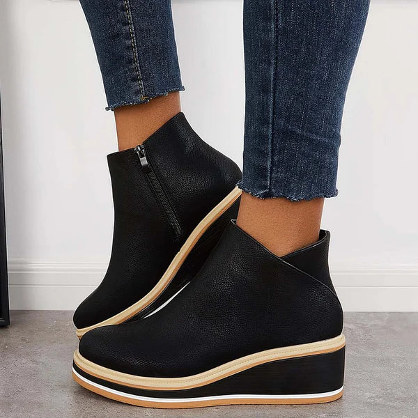 Schwarze Damen-Stiefeletten mit Keilabsatz, Reißverschluss und bequemer Sohle. Perfekt für Herbstmode, stilvoll und vielseitig kombinierbar.