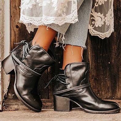 Schwarze Lederstiefeletten mit Blockabsatz, ideal für Herbstmode. Perfekt kombinierbar mit Jeans und Spitzenkleidern. Trendige Damenstiefel.