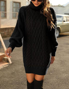 Damen Strickkleid, schwarzer Rollkragen, Zopfmuster, langärmlig. Perfekt für Herbstmode, stilvoll und warm. Ideal für Freizeit und Alltag.