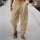 Beige Leinenhose für Herren, lässig, bequem, Sommermode, Straßenstil, Sandalen.
