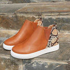 Damen Chelsea Boots aus braunem Leder mit Schlangenmuster-Details, rutschfeste weiße Sohle, modisch und bequem für Herbst und Winter.