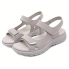 Damen Sandalen in Beige mit Klettverschluss, ergonomischer Sohle und modernem Design. Perfekt für Komfort und Stil im Sommer.