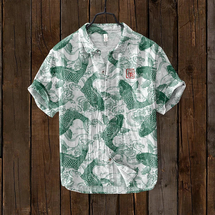 Herrenhemd mit Koi-Muster, grün-weiß, kurzärmelig, Baumwolle, asiatisches Design, Holz-Hintergrund.
