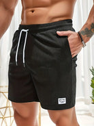 Schwarze Herren-Badeshorts mit Kordelzug, geripptem Stoff, lässig, Sommermode.