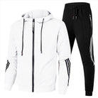 Herren-Sportanzug in Weiß und Schwarz, bestehend aus Kapuzenjacke und Jogginghose. Ideal für Freizeit, Laufen und Sport. Bequem und modisch.