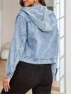 Damen-Jeansjacke mit Kapuze, lässig und modisch, ideal für den Herbst. Perfekt kombinierbar mit schwarzer Hose für einen trendigen Look.