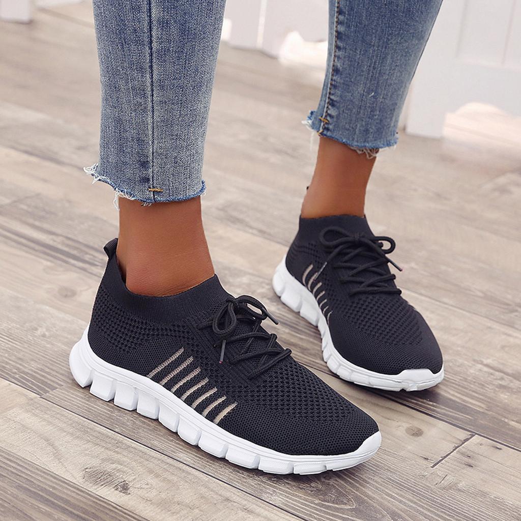 Schwarze Sneaker mit weißer Sohle, atmungsaktives Mesh-Design, ideal für Damenmode, bequem und stilvoll, perfekt für Freizeit und Sport.