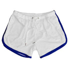 Weiße Sportshorts mit blauen Streifen, elastischer Bund, Kordelzug, atmungsaktives Material.