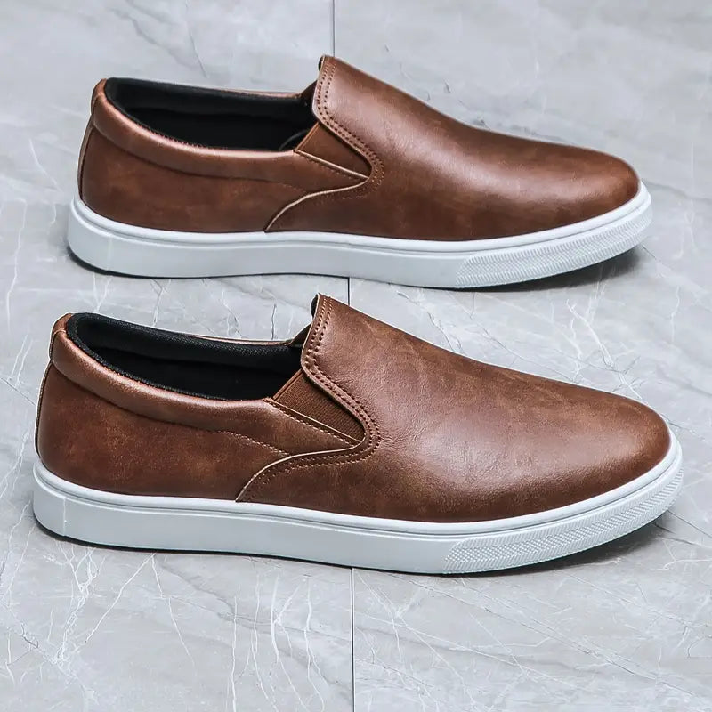 Braune Herren-Sneaker aus Leder, rutschfeste Sohle, lässige Slipper, modische Freizeitschuhe.