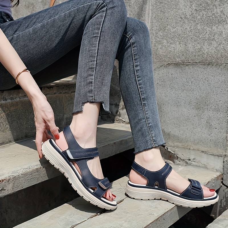 Damen Sandalen in Blau, bequem und modisch, ideal für Sommer. Perfekt für Freizeit und Outdoor-Aktivitäten. Hochwertige Materialien.