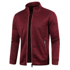 Rote Herren-Sweatshirtjacke mit Reißverschluss, Stehkragen und Taschen. Modische Herrenbekleidung, ideal für Freizeit und Sport.