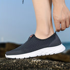 Schwarzer Sneaker mit weißer Sohle, atmungsaktives Mesh-Design, ideal für Laufen und Freizeit. Bequeme Sportschuhe für Herren.