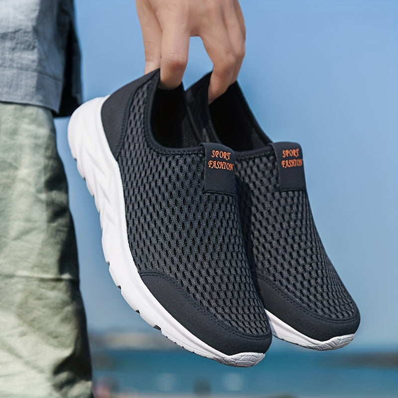Schwarze Herren-Sneaker mit atmungsaktivem Mesh-Obermaterial und weißer Sohle, ideal für Sport und Freizeit. Bequeme, modische Schuhe.