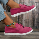 Damen-Mokassins in Pink, Wildlederoptik, mit weißer Sohle. Bequeme Freizeitschuhe, ideal für den Alltag. Perfekt kombinierbar mit Jeans.