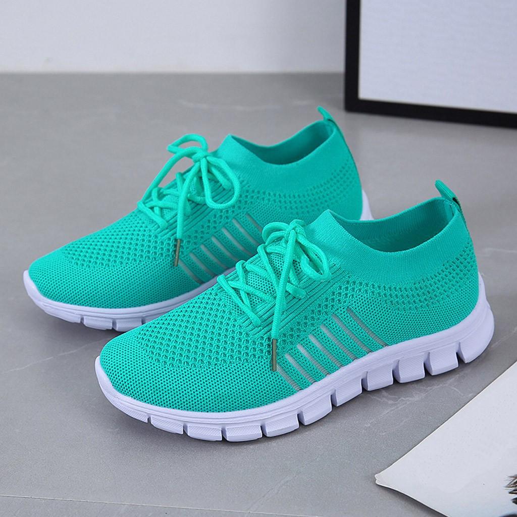 Grüne Sportschuhe mit atmungsaktivem Mesh-Obermaterial und weißer Sohle. Ideal für Laufen, Fitness und Freizeit. Trendige Sneaker für Damen.