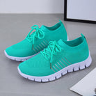 Grüne Sportschuhe mit atmungsaktivem Mesh-Obermaterial und weißer Sohle. Ideal für Laufen, Fitness und Freizeit. Trendige Sneaker für Damen.