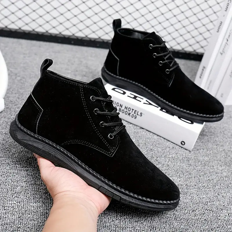 Schwarze Herren-Wildlederstiefel, stilvoll und modern, ideal für Herbst und Winter. Bequeme Passform, rutschfeste Sohle, zeitloses Design.