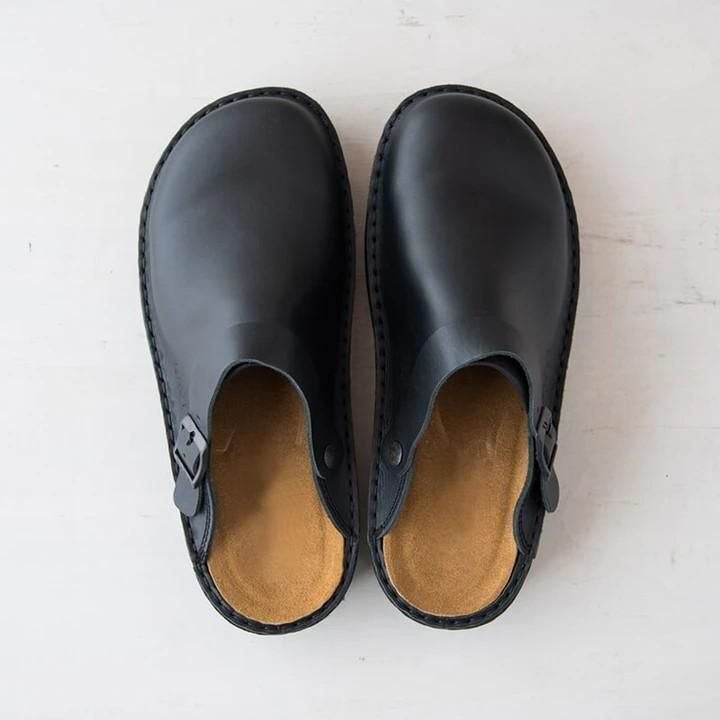 Schwarze Ledersandalen mit Schnalle, ergonomisch geformt, ideal für Komfort und Stil. Perfekt für Freizeit und Alltag. Hochwertige Materialien.