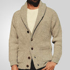 Herren Strickjacke mit Schalkragen, beige, aus Wolle, mit Knopfleiste und Taschen. Perfekt für Herbstmode und lässige Outfits.