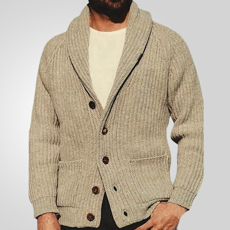 Herren Strickjacke mit Schalkragen, beige, aus Wolle, mit Knopfleiste und Taschen. Perfekt für Herbstmode und lässige Outfits.