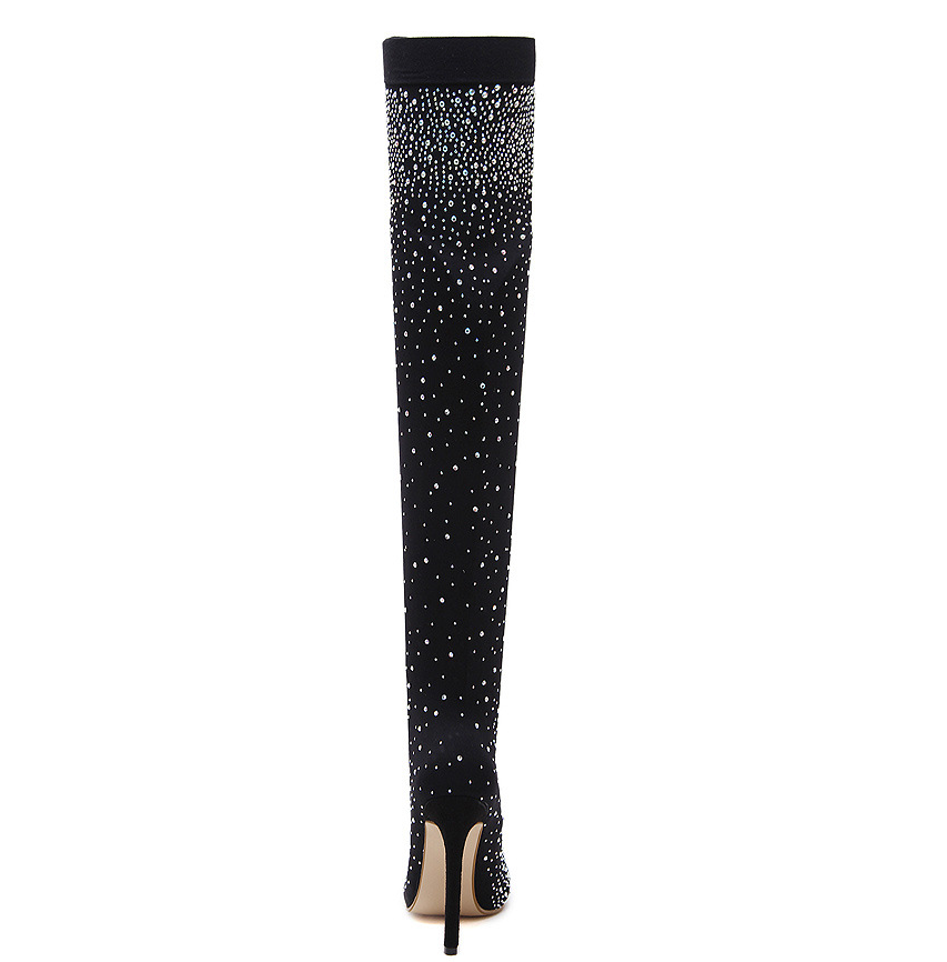 Schwarzer Overknee-Stiefel mit funkelnden Strasssteinen, eleganter Absatz, modisches Design, ideal für glamouröse Anlässe und trendige Outfits.