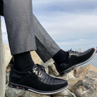 Elegante schwarze Herrenschuhe aus Leder, kombiniert mit grauer Anzughose, ideal für Business und Freizeit. Perfekt für stilvolle Herrenmode.