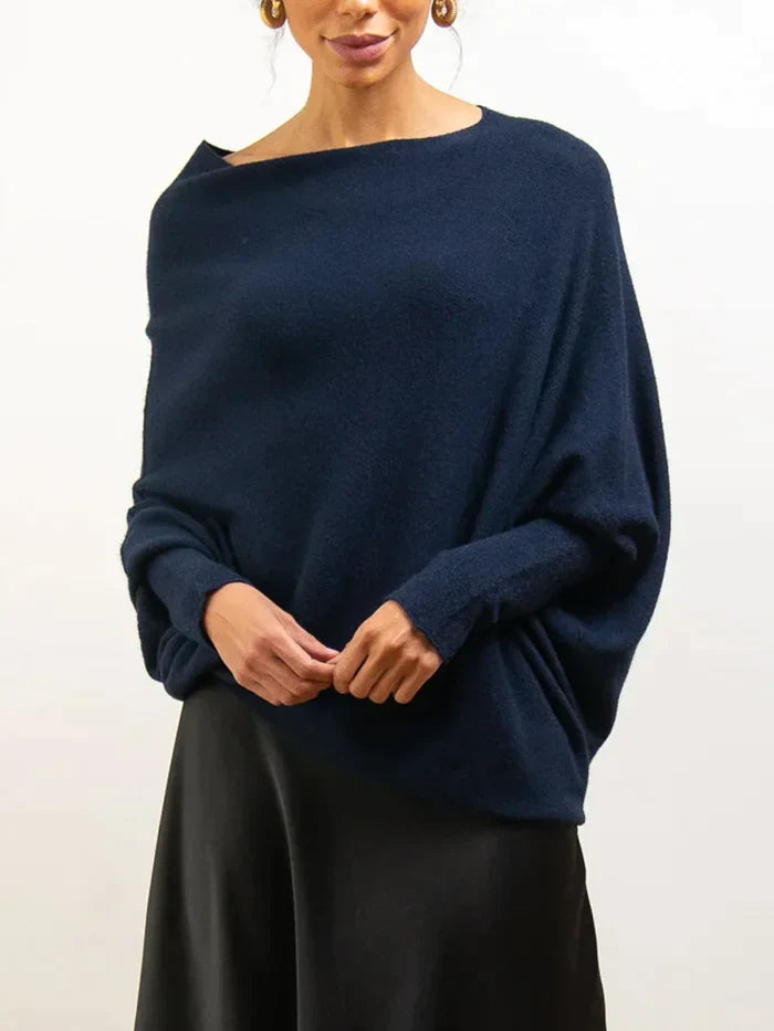 Damenpullover in Dunkelblau, lässiger Oversize-Schnitt, weicher Stoff, ideal für Herbstmode. Perfekt kombinierbar mit Röcken oder Jeans.