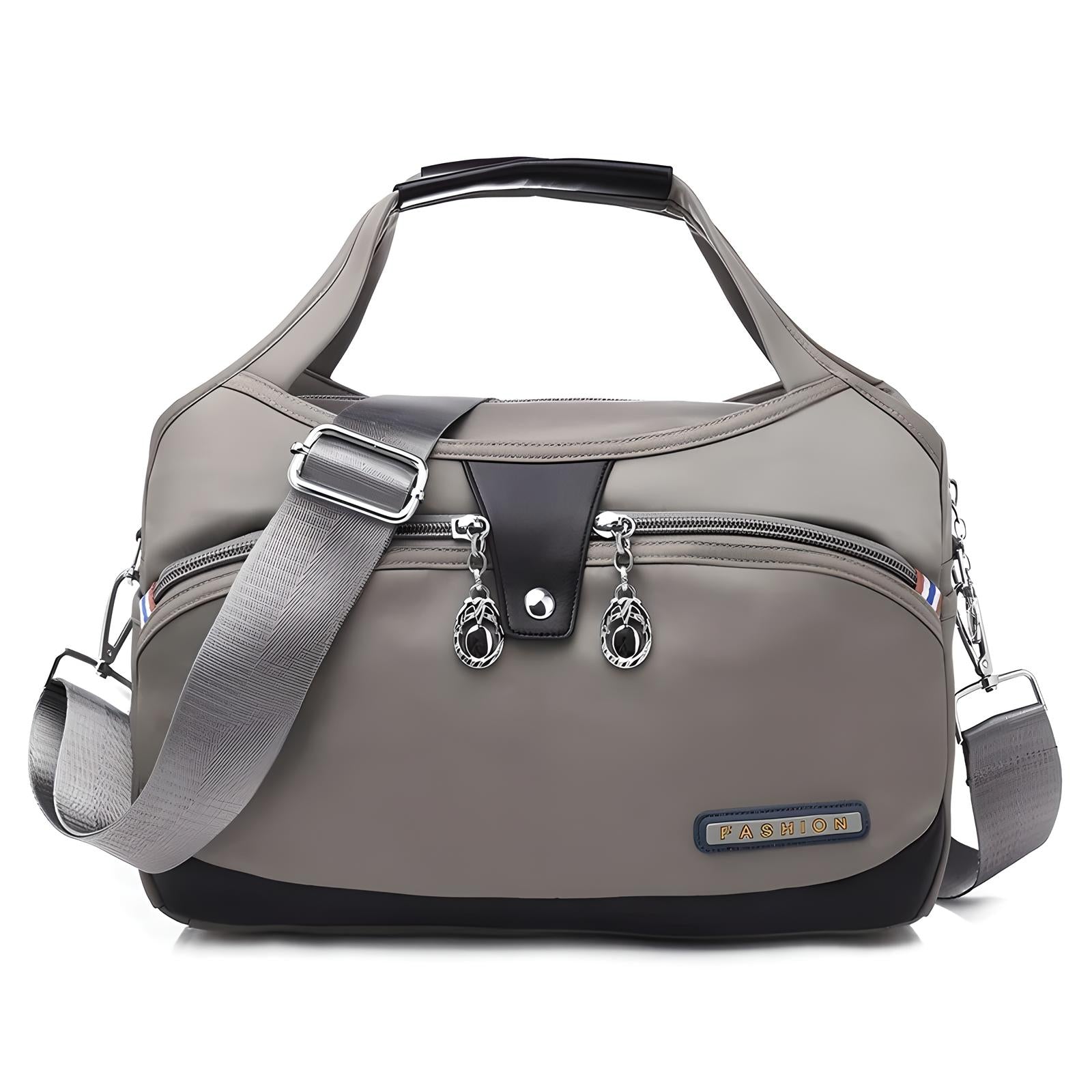 Graue Reisetasche aus Nylon mit verstellbarem Schultergurt und Reißverschlusstaschen.