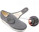 Bequemer grauer Damen-Slipper mit Klettverschluss, ideal für Alltag und Freizeit. Atmungsaktives Material, rutschfeste Sohle, modisches Design.