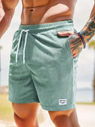 Herren Badeshorts, grün, Kordmaterial, mit Kordelzug, ideal für Sommer und Strand.