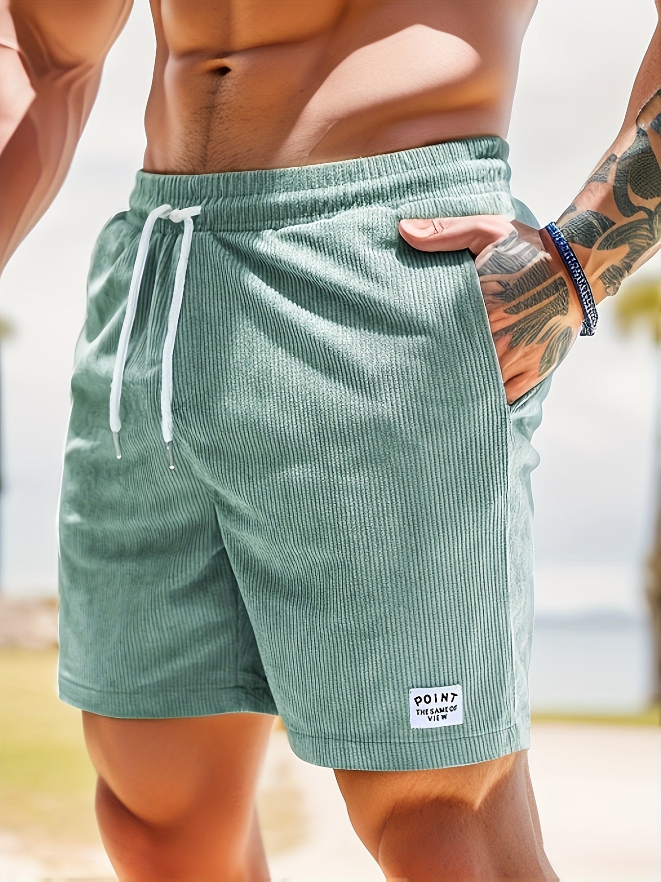 Herren-Badeshorts in Mintgrün, aus weichem Cordstoff, mit Kordelzug und Taschen. Perfekt für Strandmode und Sommertrends.