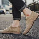 Beige Wildleder Herrenschuhe, lässig, Straßenszene, modisch, bequem, stilvoll, Freizeitlook.