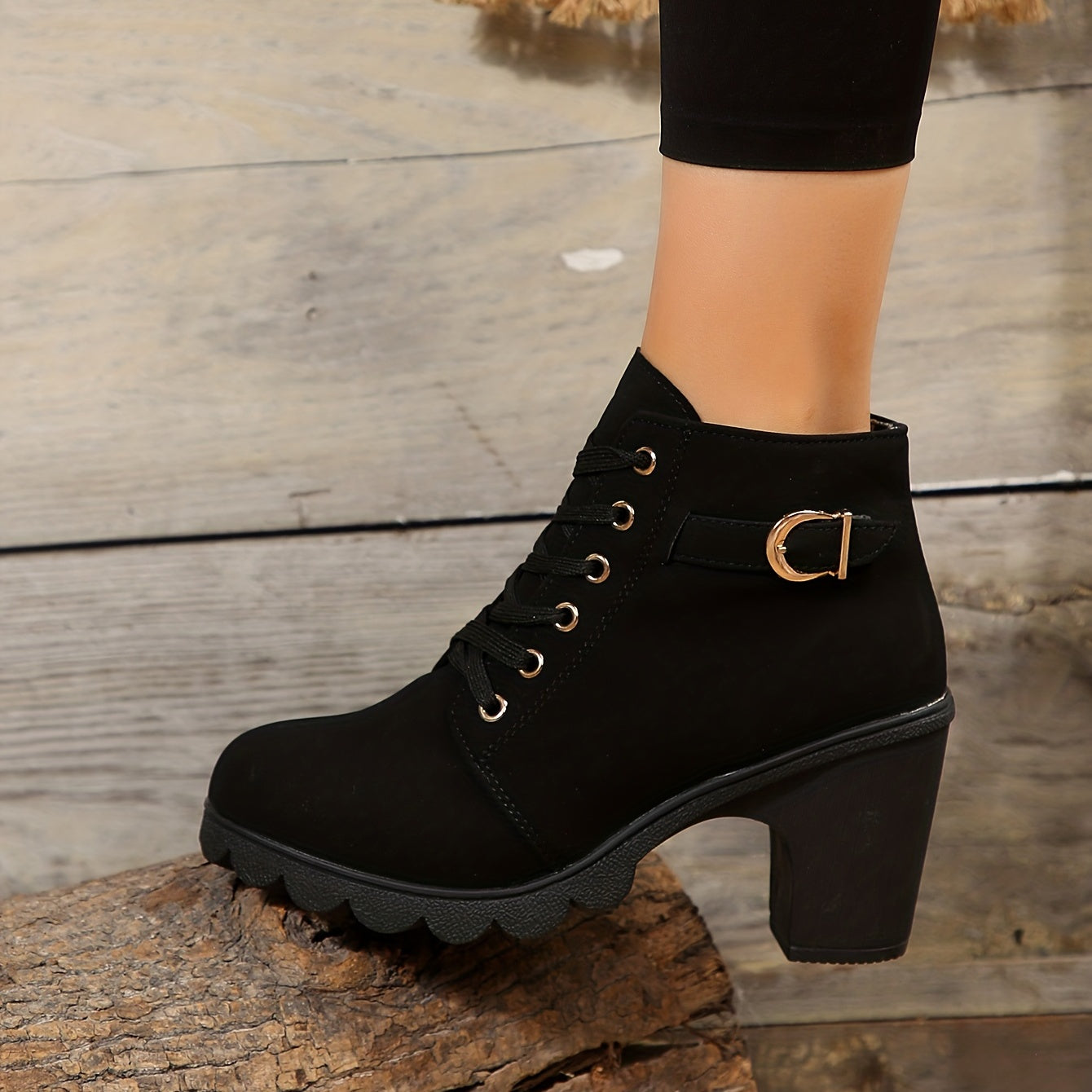 Schwarzer Damen-Stiefelette mit Blockabsatz, Schnürung und Schnalle. Modischer Herbstschuh, ideal für stilvolle Outfits und bequemen Tragekomfort.
