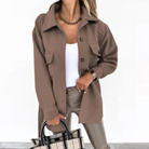 Damenmode: Eleganter brauner Mantel mit Knopfleiste, kombiniert mit weißem Top und kariertem Handtasche. Perfekt für stilvolle Herbst-Looks.
