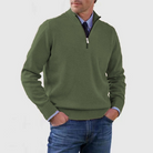 Grüner Herrenpullover mit Reißverschluss, stilvoll und bequem. Perfekt für Herbstmode, Freizeitkleidung, Strickmode, Herrenmode, Pullover.