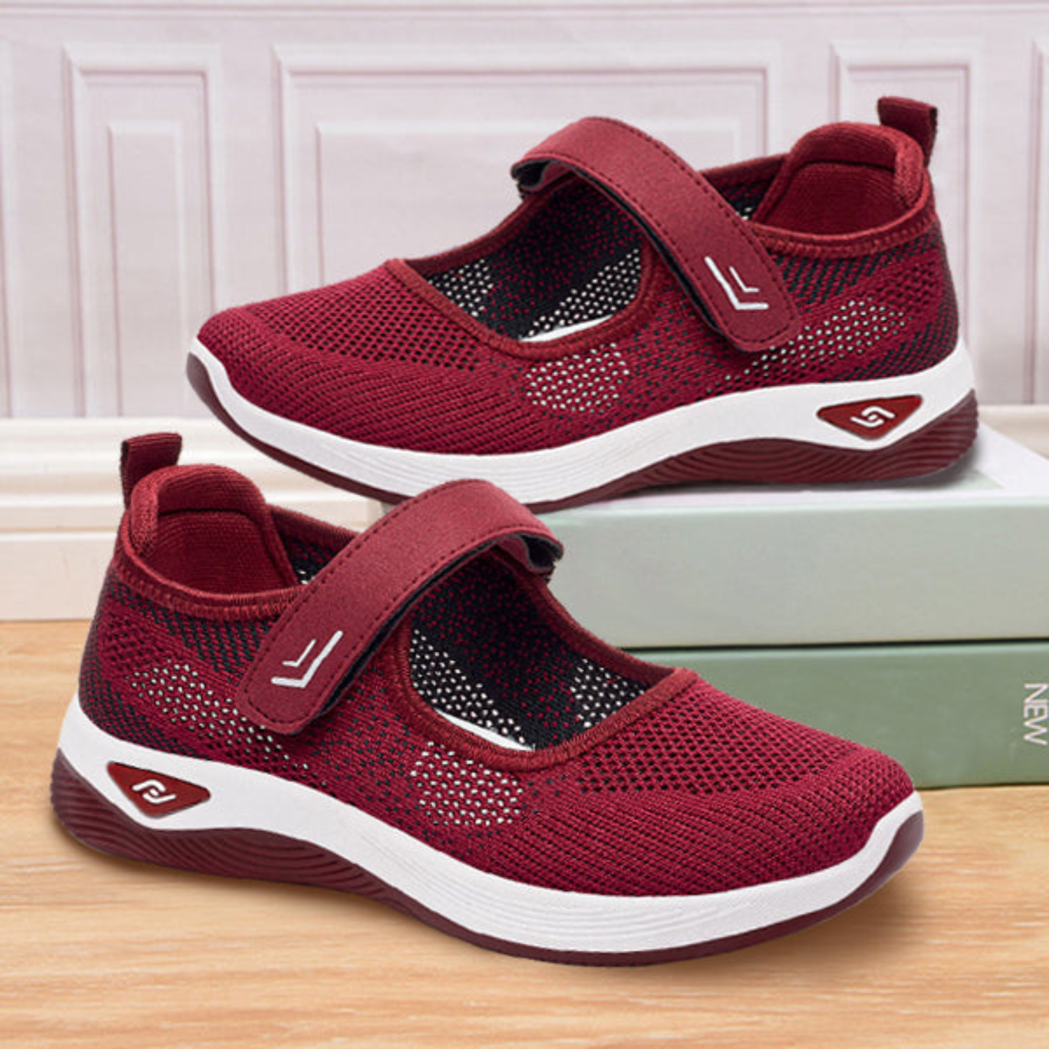 Bequeme, atmungsaktive Damen-Sneaker in Rot mit Klettverschluss, ideal für Freizeit und Sport. Leichte, rutschfeste Sohle für optimalen Halt.