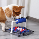 Hund spielt mit interaktivem Schnüffelteppich, ideal für mentale Stimulation und Beschäftigung. Perfekt für Hunde, die Nasenarbeit lieben.