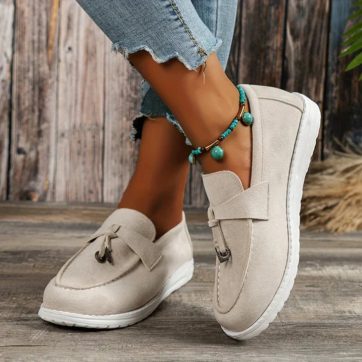 Damen Mokassins in Beige, Wildlederoptik, mit Schleifendetail. Bequeme Freizeitschuhe, ideal für den Alltag. Perfekt kombinierbar mit Jeans.