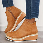 Damen Keilabsatz Stiefeletten in Braun, modisch und bequem, ideal für Herbstmode. Perfekt kombinierbar mit Jeans für einen trendigen Look.