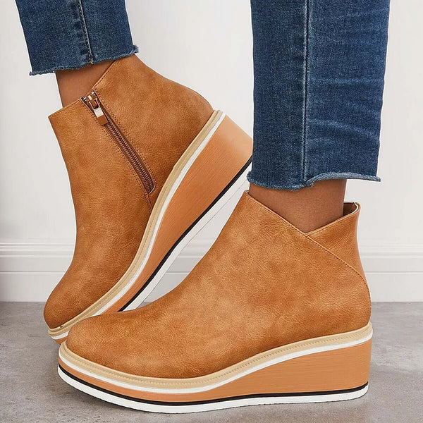 Damen Keilabsatz Stiefeletten in Braun, modisch und bequem, ideal für Herbstmode. Perfekt kombinierbar mit Jeans für einen trendigen Look.