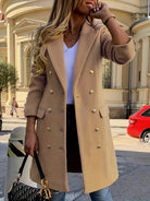Eleganter Damenmantel in Beige mit goldenen Knöpfen, ideal für Herbstmode. Perfekt kombiniert mit weißem Oberteil und schwarzer Handtasche.