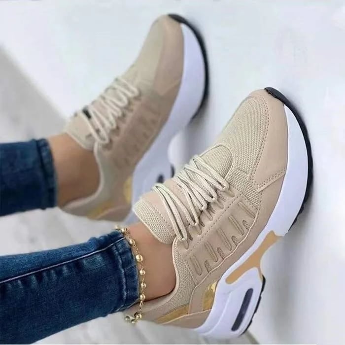 Beige Sneaker mit weißer Sohle, ideal für Damenmode. Trendige Sportschuhe, bequem und stilvoll, perfekt für Freizeit und Sport.