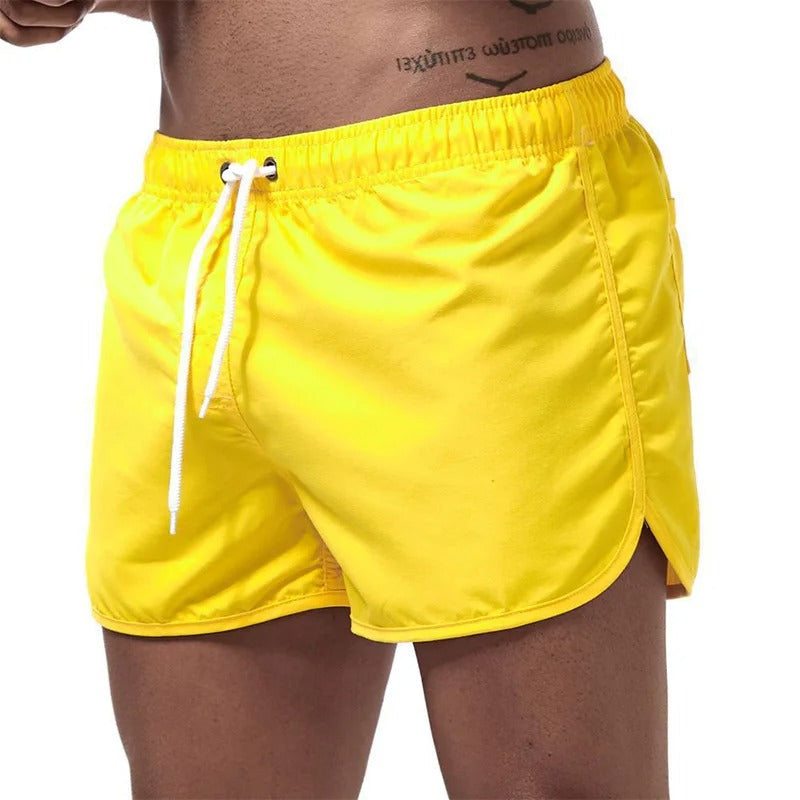 Gelbe Herren-Badeshorts mit Kordelzug, sportlich, schnell trocknend, ideal für Sommer und Strand.